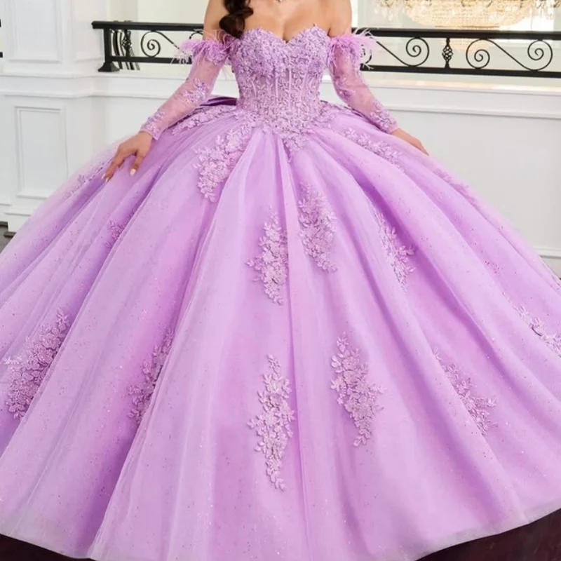 

Блестящее фиолетовое платье Quinceanera с блестящей наклейкой и открытыми плечами, перьями, 3D цветком, длинным хвостом и бантом, Vestidos De 15, Quinceanera ﻿ Настроить