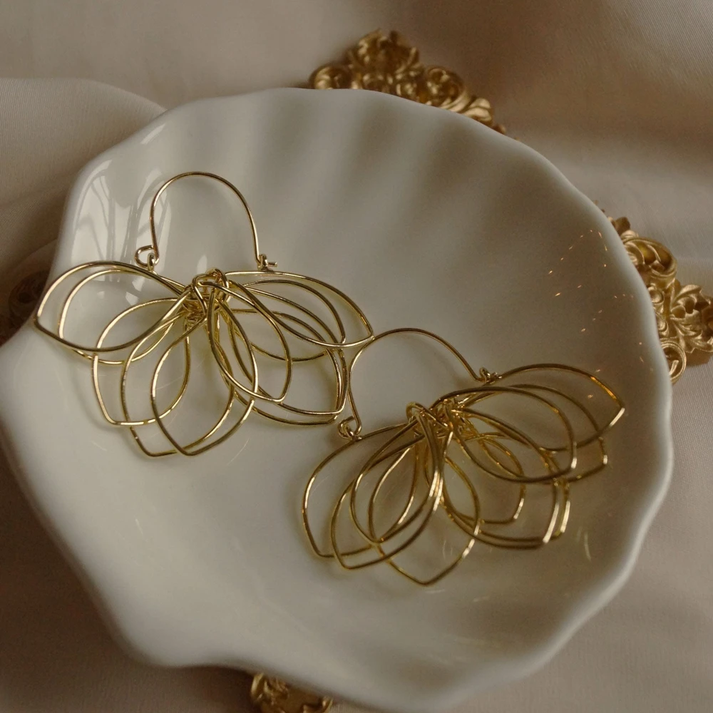 Neue trendige Blumen-Tropfen-Ohrringe für Frauen, vergoldet, handgefertigt, verpacktes Metall, winzige Linie, hohle Statement-Ohrring-Haken, Schmuck
