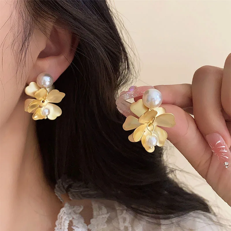 

Women's Golden Flower Pendant Pearl Drop Earrings Luxury Jewelry Classic Accessories New Fashion Gift For Girlfriend Earrings