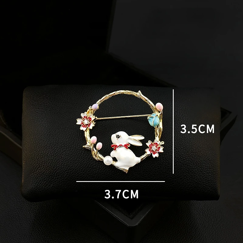 Cute Rabbit Garland Brooch Women High-End Suit Accessories Animal Pin Fixed Clothes Decoration Pearl Rhinestone Jewelry Gifts