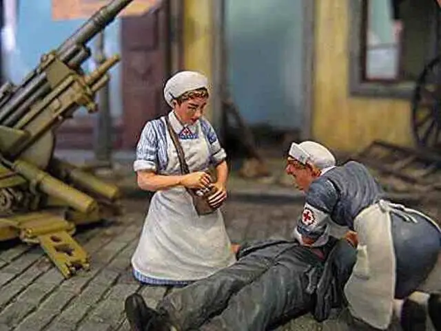 Women's Anti-Aircraft Gun Auxiliary Team and Nurse 8 People 1/35 Scale Resin Figure Model Kit DIY Toy Self-Assembly Unpainted