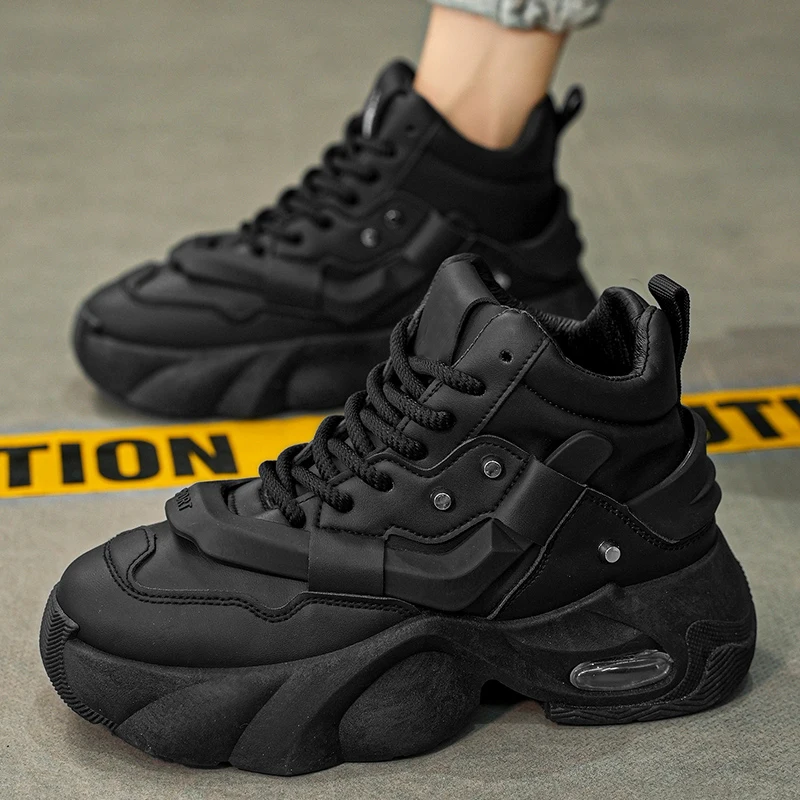 Herren-High-Top-Sneaker mit dicker Sohle, schlichter, aber hochwertiger Textur, mit dicken Schnürsenkeln und Metallnieten-Verzierung, luftgepolsterte dicke Sohlen für zusätzliche Höhe und Stoßdämpfung, erhältlich in Schwarz und Weiß, mit trendigem und robustem Design, geeignet für Herbst- und Winterkleidung, ideal für tägliche Ausflüge, Street-Casual-Looks und verschiedene andere Anlässe. – Detail 4