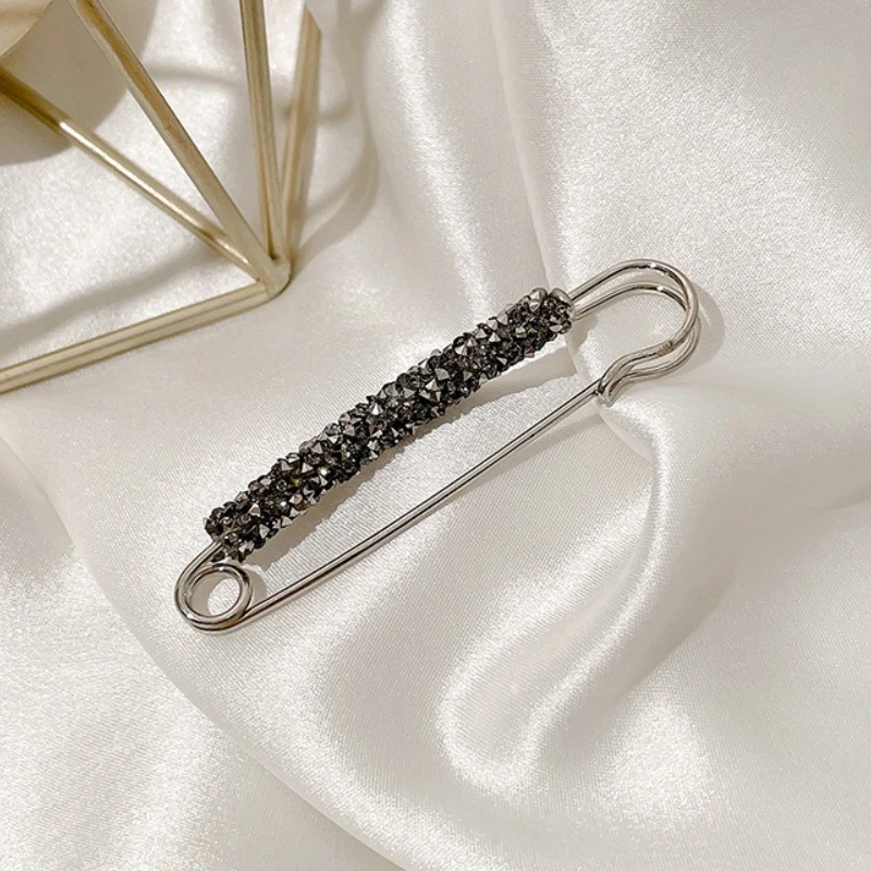 Spille di cristallo di moda per le donne Fibbia in vita Cinturino fisso Fascino Spille da bavero di sicurezza Cardigan Sciarpa Fibbia Distintivo Accessori
