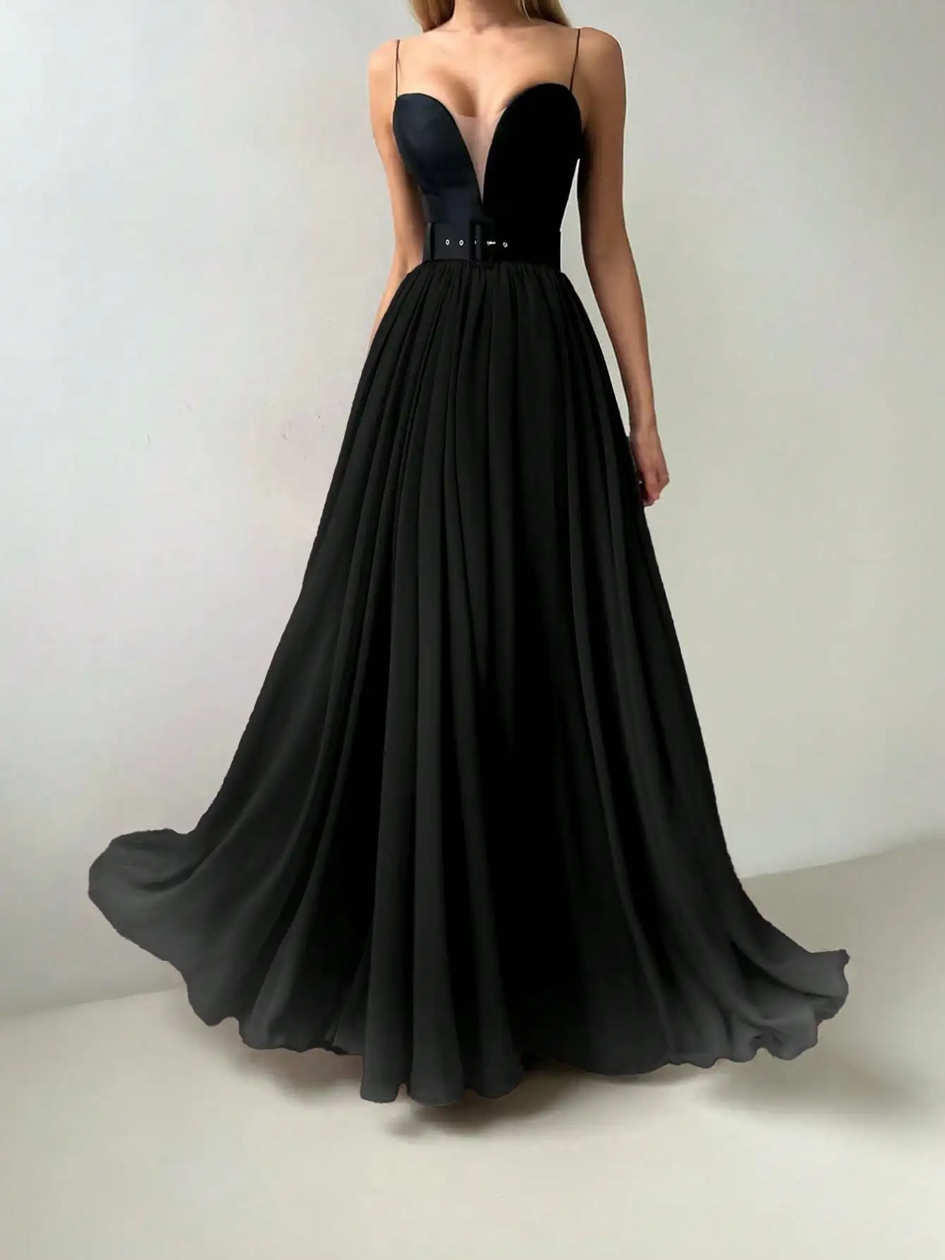 Abito lungo fluido estivo plissettato in chiffon a rete nera elegante da donna, adatto per festival musicali, abbigliamento quotidiano per ragazze giovani