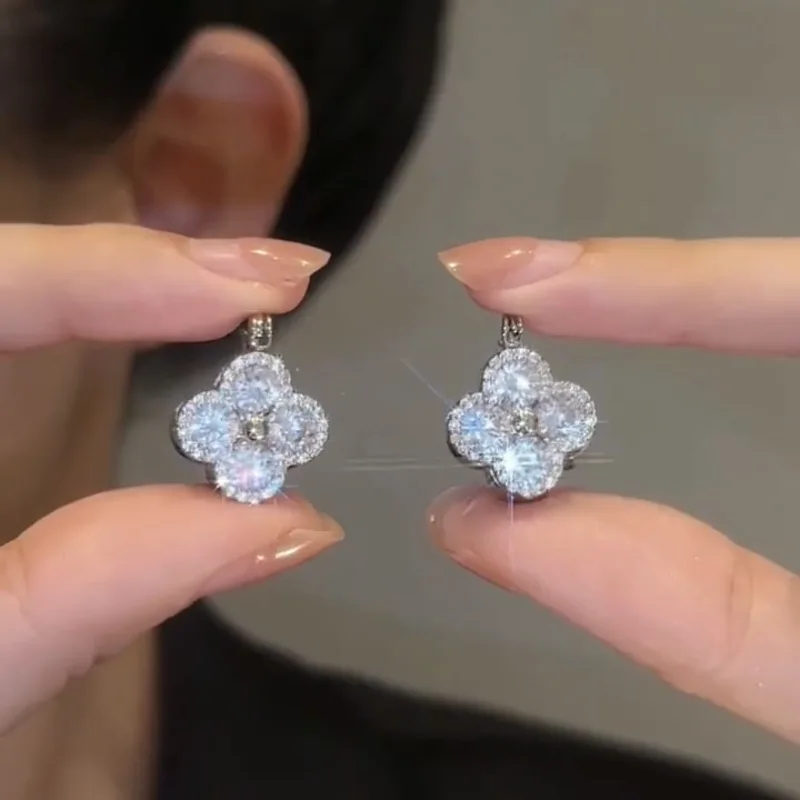 أقراط زهرة الزركون الفاخرة الخفيفة بأربع أوراق، أقراط أذن ماسية فائقة الاستخدامات بإبزيم على الوجهين