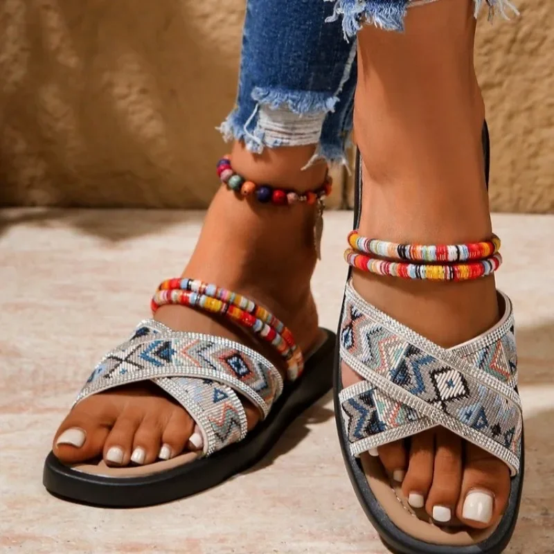 Лето 2024, женские разноцветные босоножки на низком каблуке, повседневные уличные универсальные тапочки для пляжных путешествий и повседневные модные тапочки