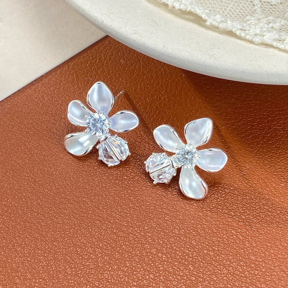 French retro simple thin-coated petal stud earrings feminine temperament light luxury versatile earrings