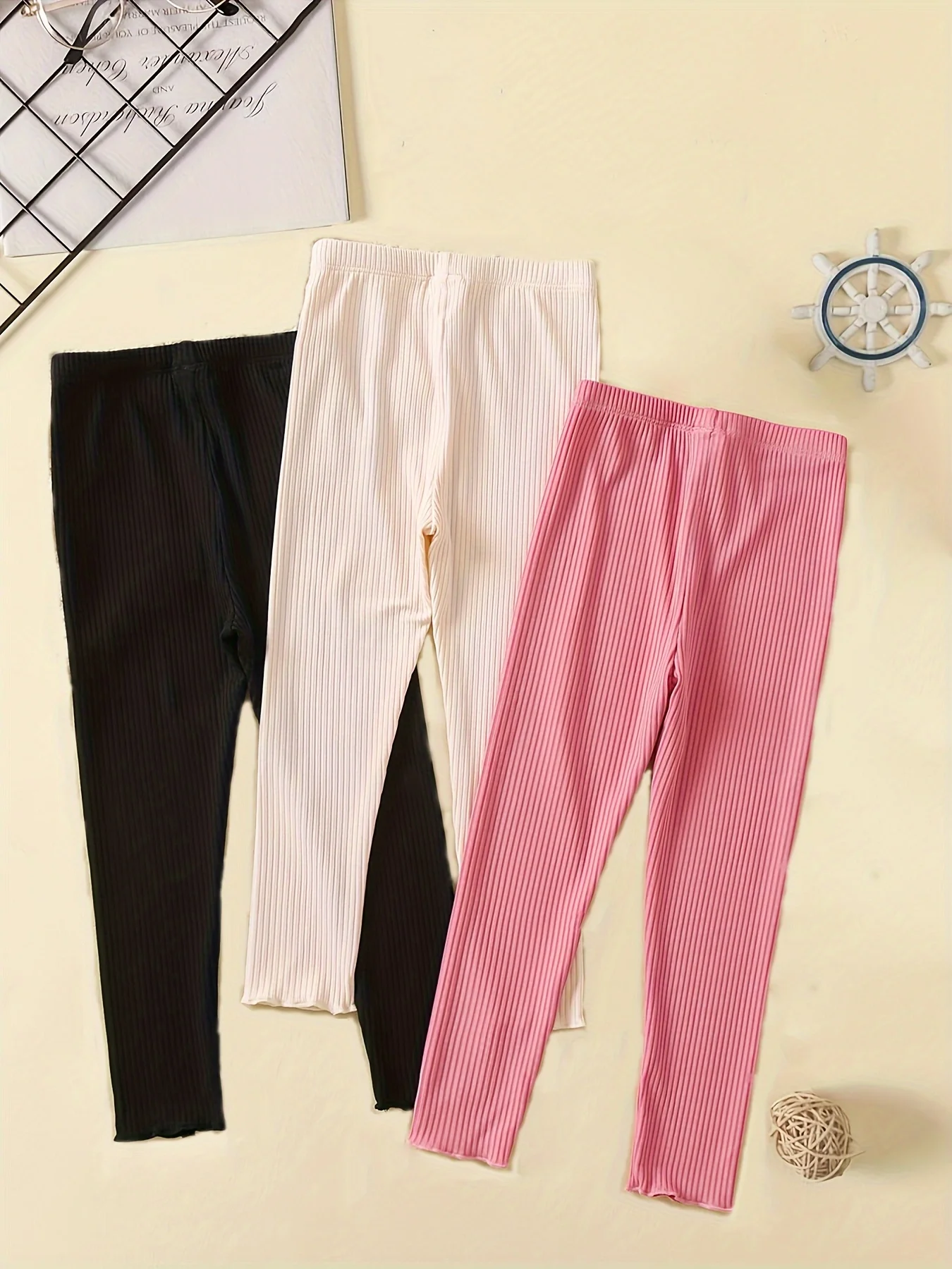 يمكن للأطفال البنات الربيعي الناعم والمريح ارتداء حافة الأذن الخشبية غير الرسمية ذات اللون الصلب مع ثلاثة سراويل