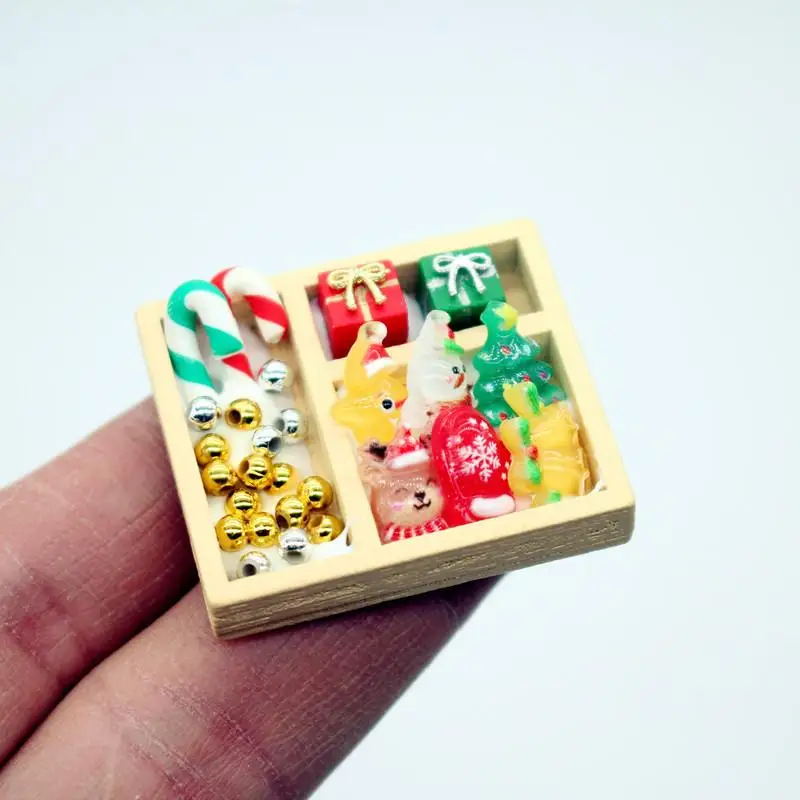 1 Set 3,5 * 3 * 0,5 cm Mini Hängender Baum Modell Puppenhaus Bunte Süßigkeiten Weihnachtsgeschenkbox Urlaub Dekoration Puppenzubehör