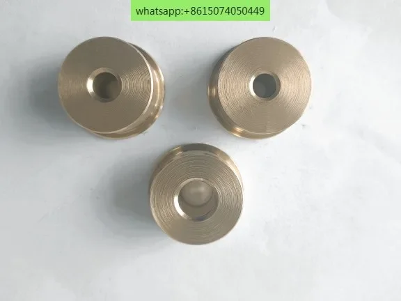 And eagle cutting bed yuan one punching needle punching device