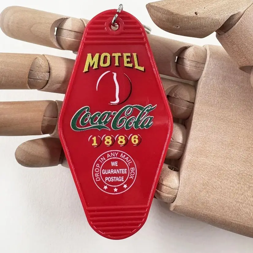 

Red Retro American Drink Cola In Bottles 1886 Keychain Soda Motel Key Ring Brand Creative Bag Pendant Decoration