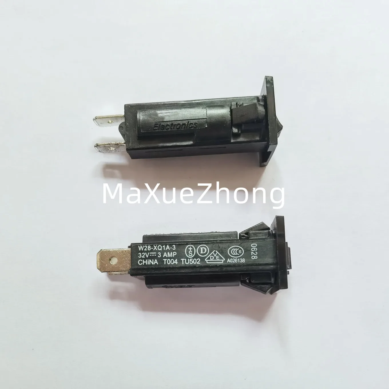 Original new 100% W28-XQ1A-3 import instruments and equipment overload electronic small current protector switch circuit breaker