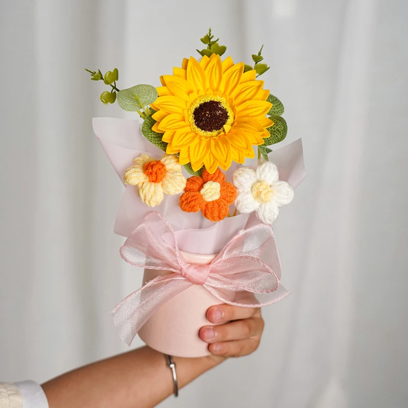 Gestrickter Blumenstrauß Gehäkelte Rosenblumen in einem Eimer Weihnachts- und Lehrertagsgeschenk Künstliche Blumen Gehäkelter Strauß – Detail 7