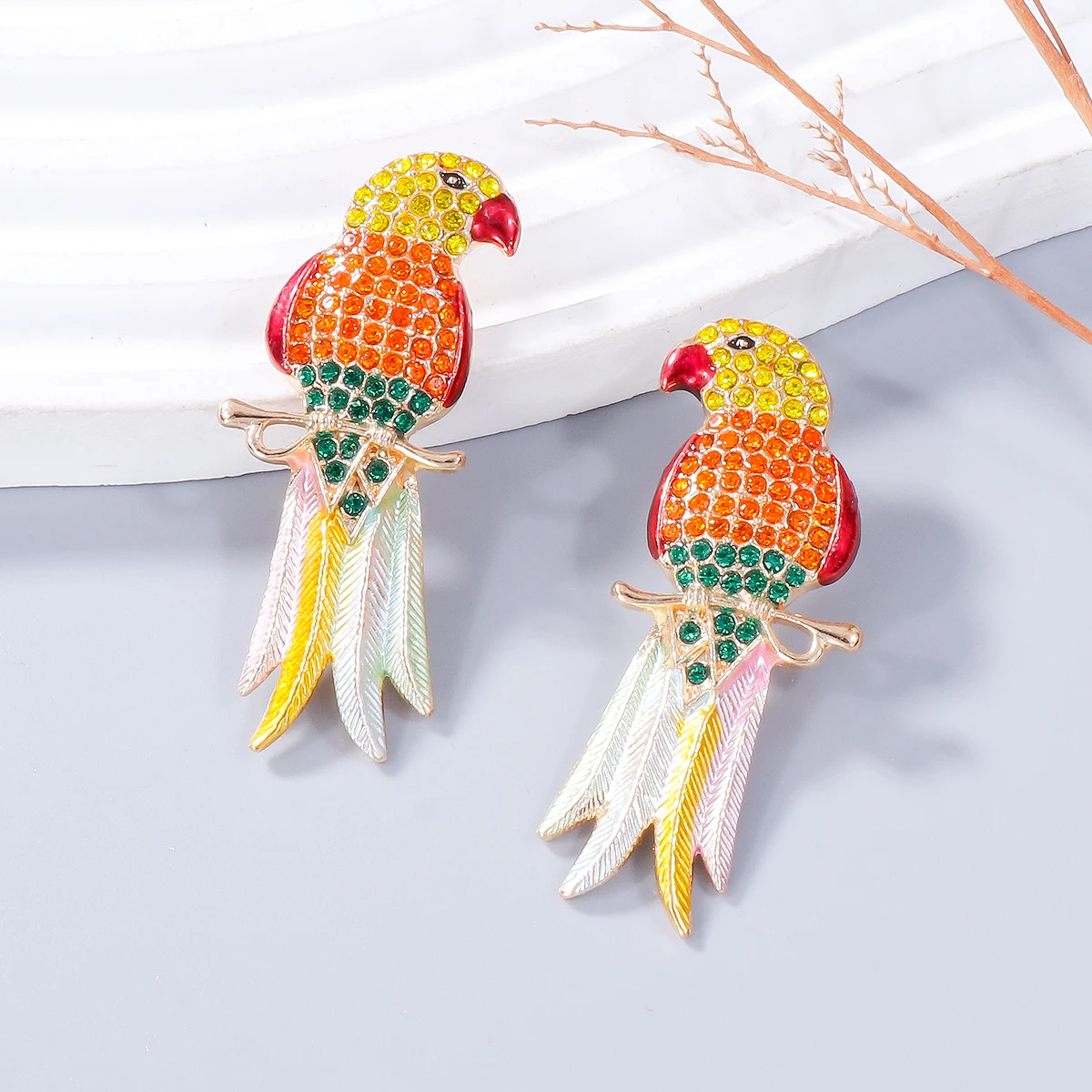 2024 New Design Exaggerated Colorful Parrot Dangle Earrings Shining Rainbow Rhinestone Bird Animal Earrings