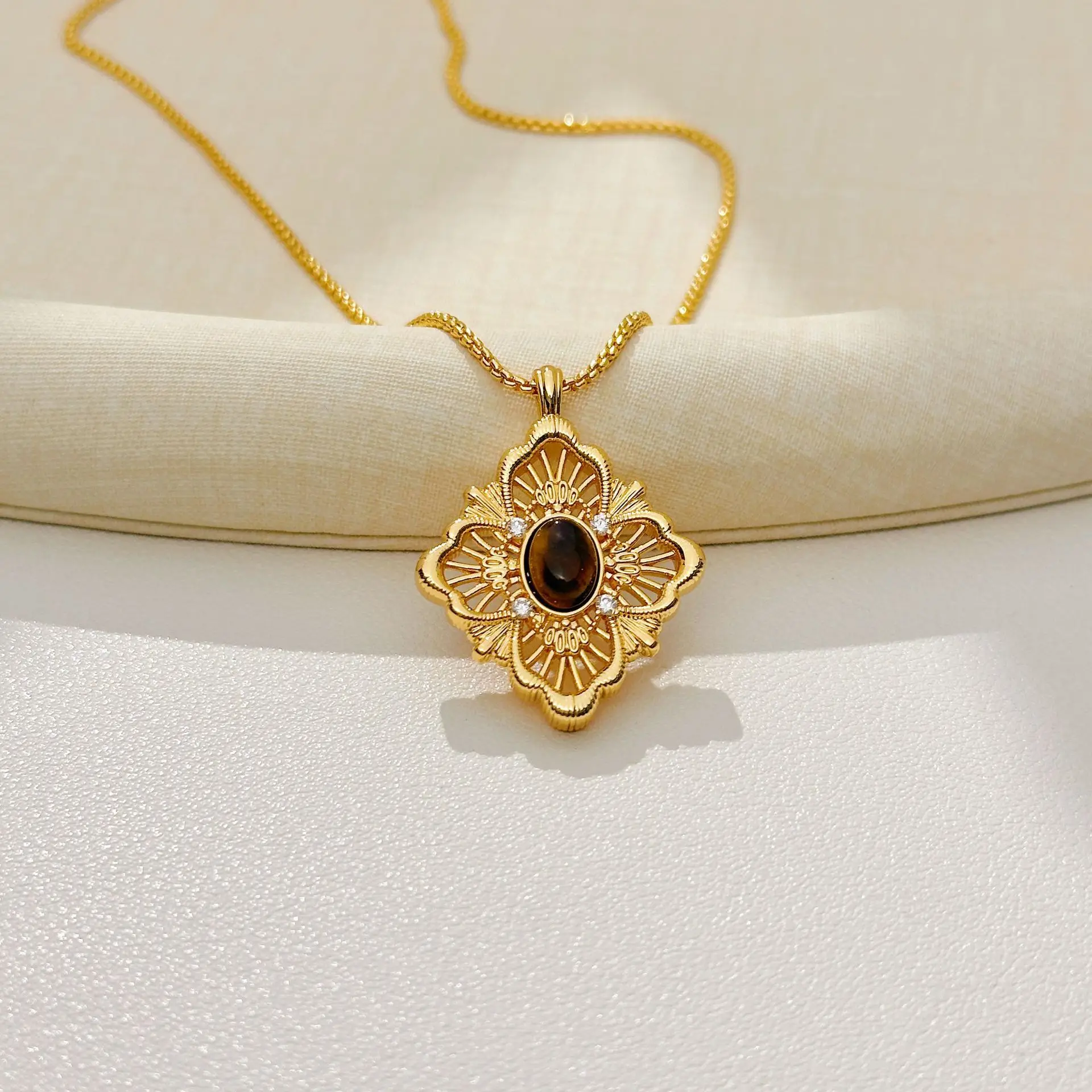 French Retro Luxury Minimalist Sweater Clavicle Necklace for Women, Trendy High Sense Daily Commute Versatile Neck Jewelry