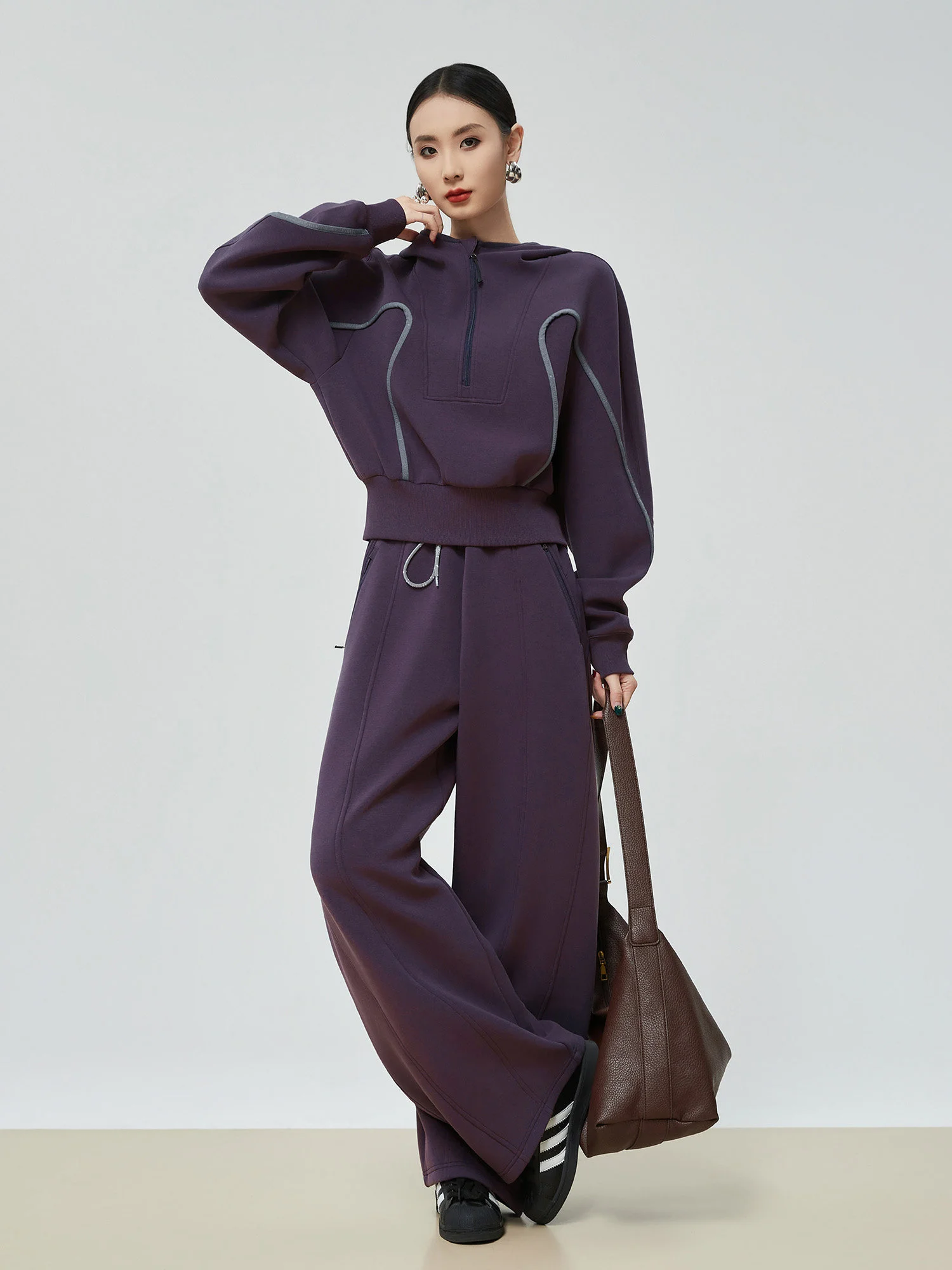 

Фиолетовый винтажный повседневный комплект для женщин: дизайнерская толстовка на молнии и широкие брюки, модный образ из двух предметов, весенняя коллекция