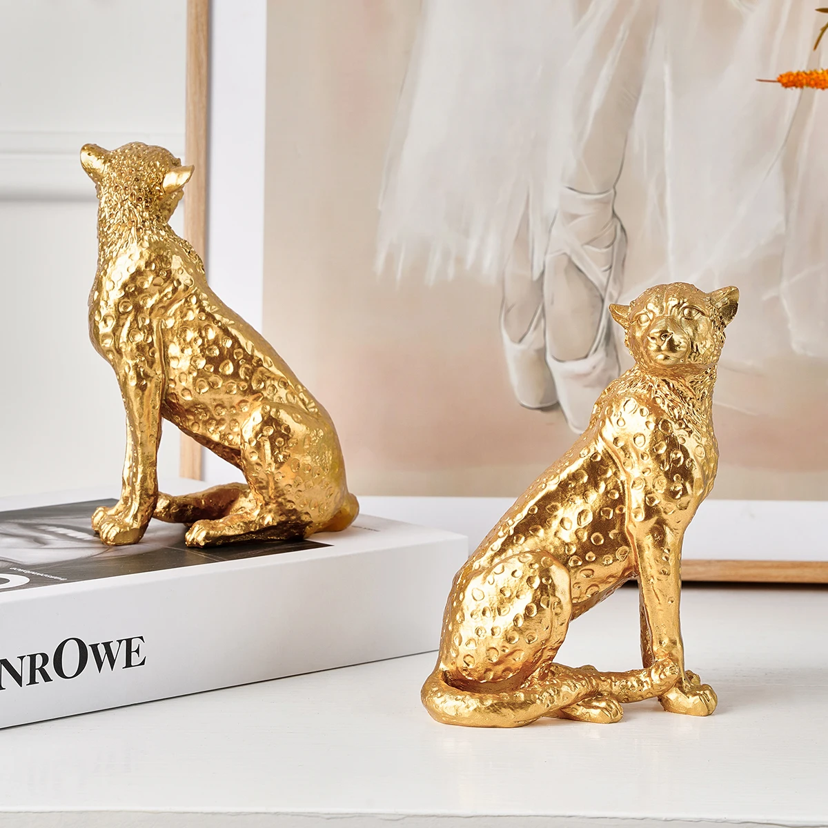 1PC, a golden leopard-shaped squatting desktop decorative item, suitable for study, entrance hall, office and hotel decoration