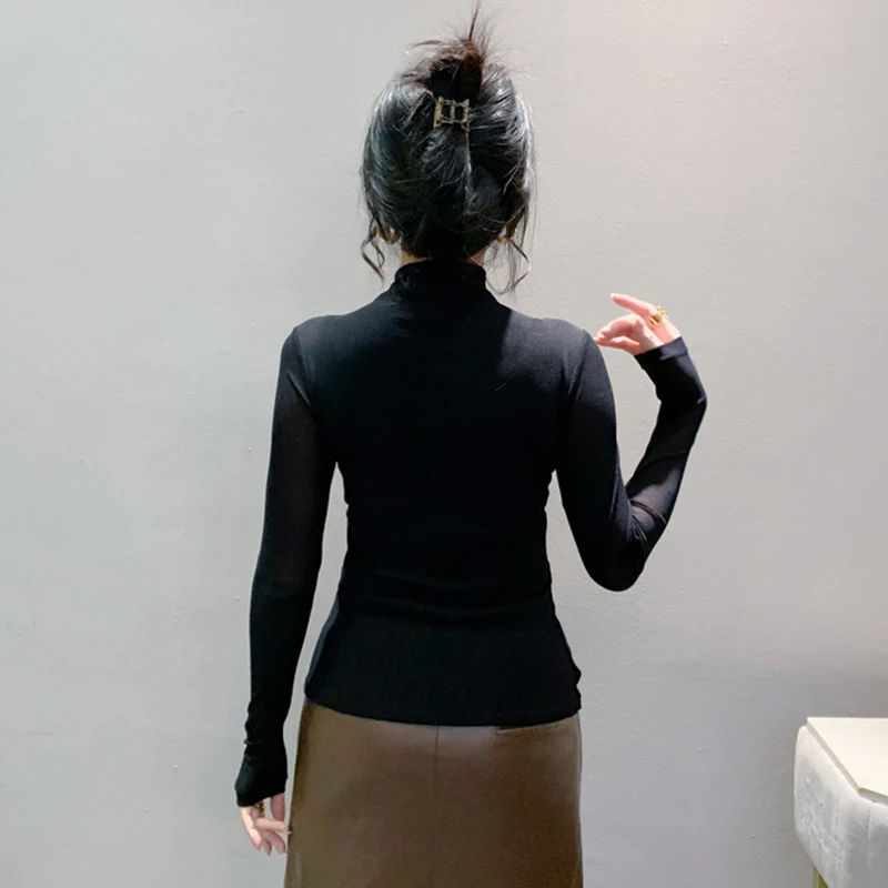 Damska bluzka z wysokim kołnierzem, haftowana, dopasowana, z długim rękawem, idealna na jesień, wygodna i oddychająca.