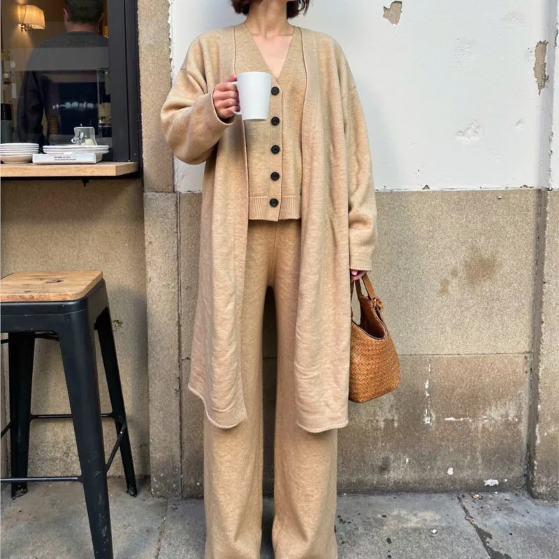 

2025 зимний женский вязаный комплект в корейском стиле в стиле ретро, комплект из 3 предметов, длинные брюки, кардиган средней длины, жилет, мягкий удобный дизайн