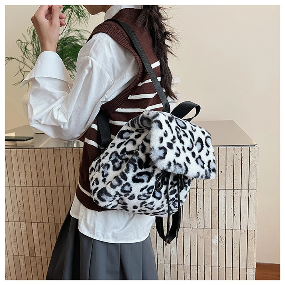 حقيبة ظهر نسائية قطيفة لخريف 2025 موضة جديدة غير رسمية أنيقة وبسيطة حقيبة سفر متعددة الاستخدامات للتنقل بحزام مزدوج حقائب نسائية