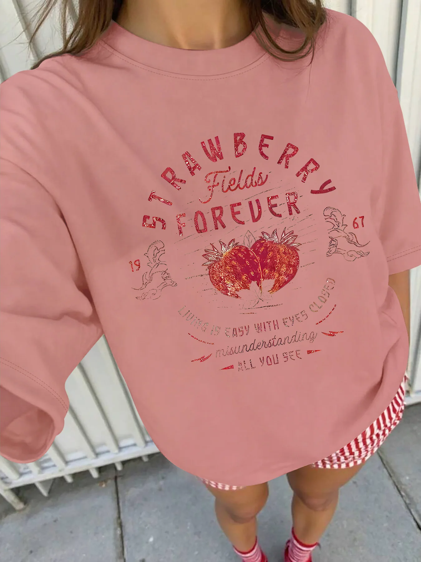 تي شيرت بأكمام قصيرة مقاس كبير: "حقول الفراولة للأبد" طباعة الفراولة الرجعية، خيارات ألوان متعددة