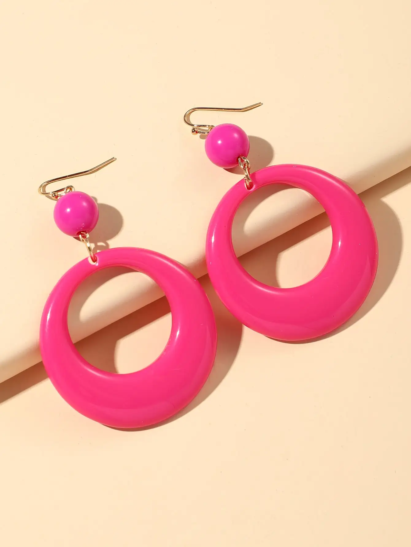 

Яркие розовые акриловые серьги-кольца с бусинами