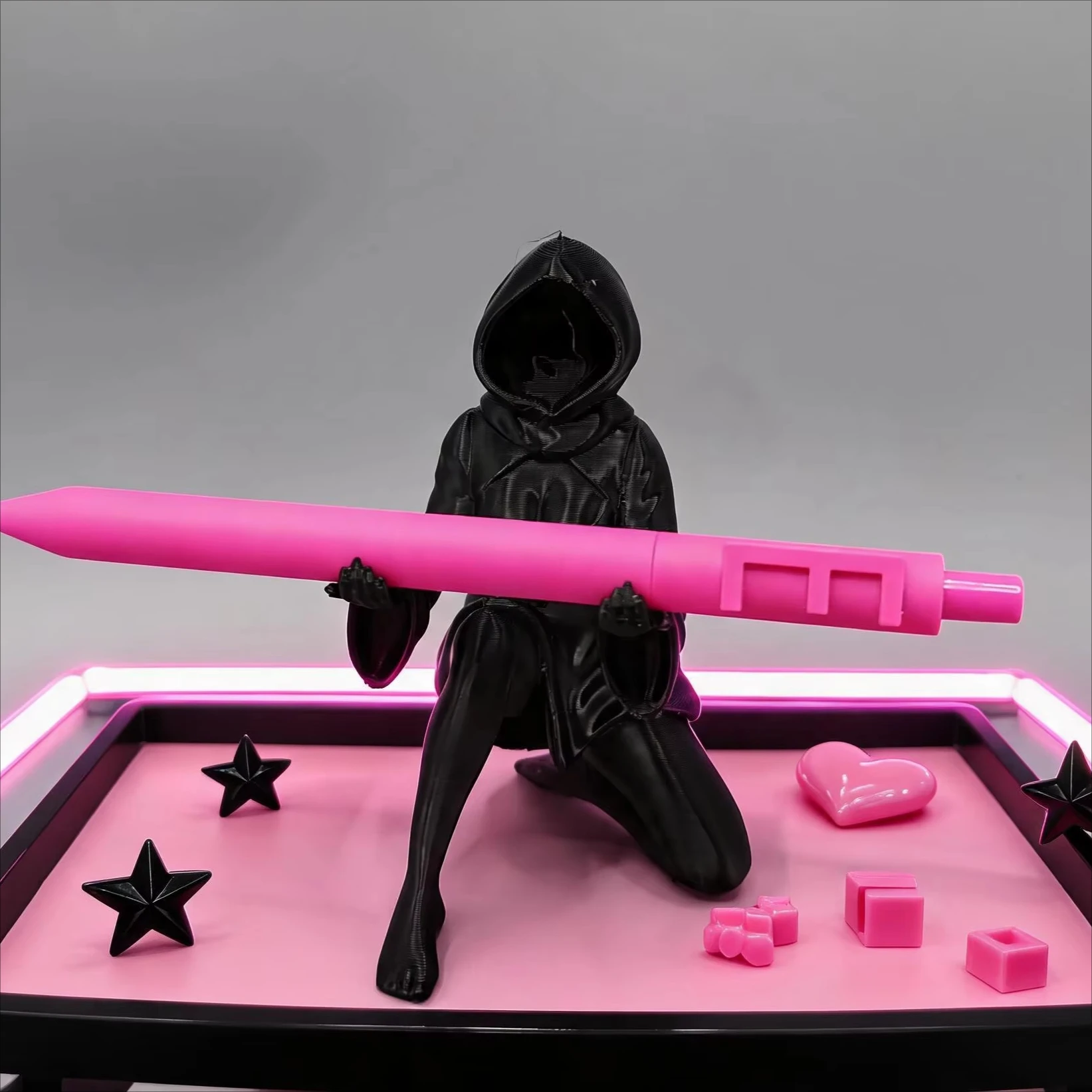 Black Robe Queen Pen Holder Desktop Decorative Ornament Vintage Pen Stand Craft for Writing Desk Home Office Tabletop Display