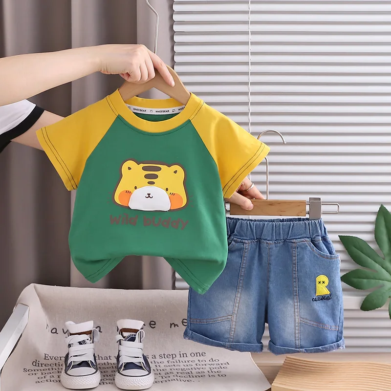 

Костюм для мальчиков: летний модный комплект 2026 года, детская футболка с коротким рукавом и шорты с мультяшным принтом, комплект детской одежды