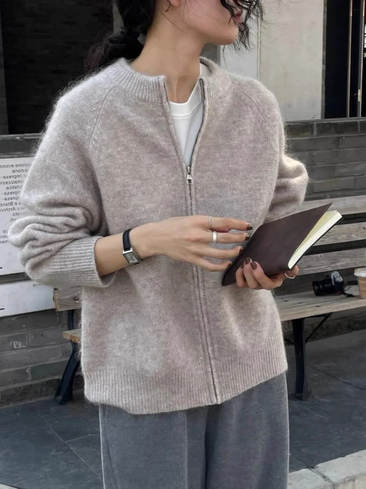 سترة صوفية جديدة لخريف 2025 بسحاب للنساء من الكشمير الخالص سترة سميكة محبوكة أوروبية راقية