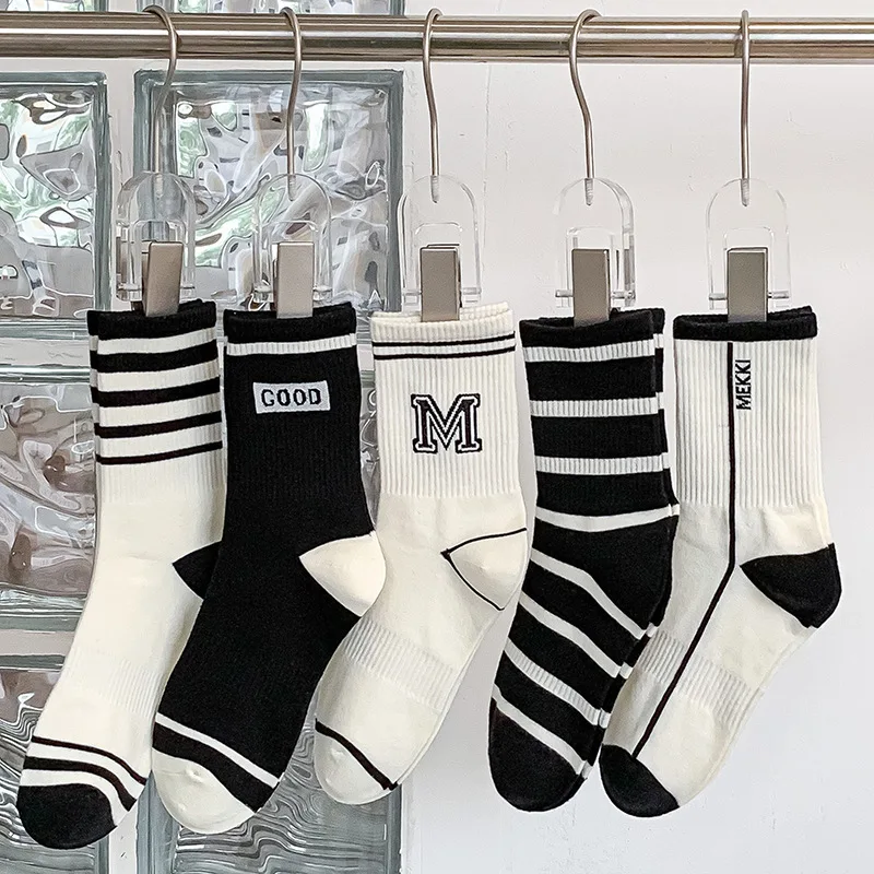 5 Pairs Of Fashionable And Trendy Women\'s Wocks Set Black And White Striped Socks Minimalist Sports Style Medium Length Socks