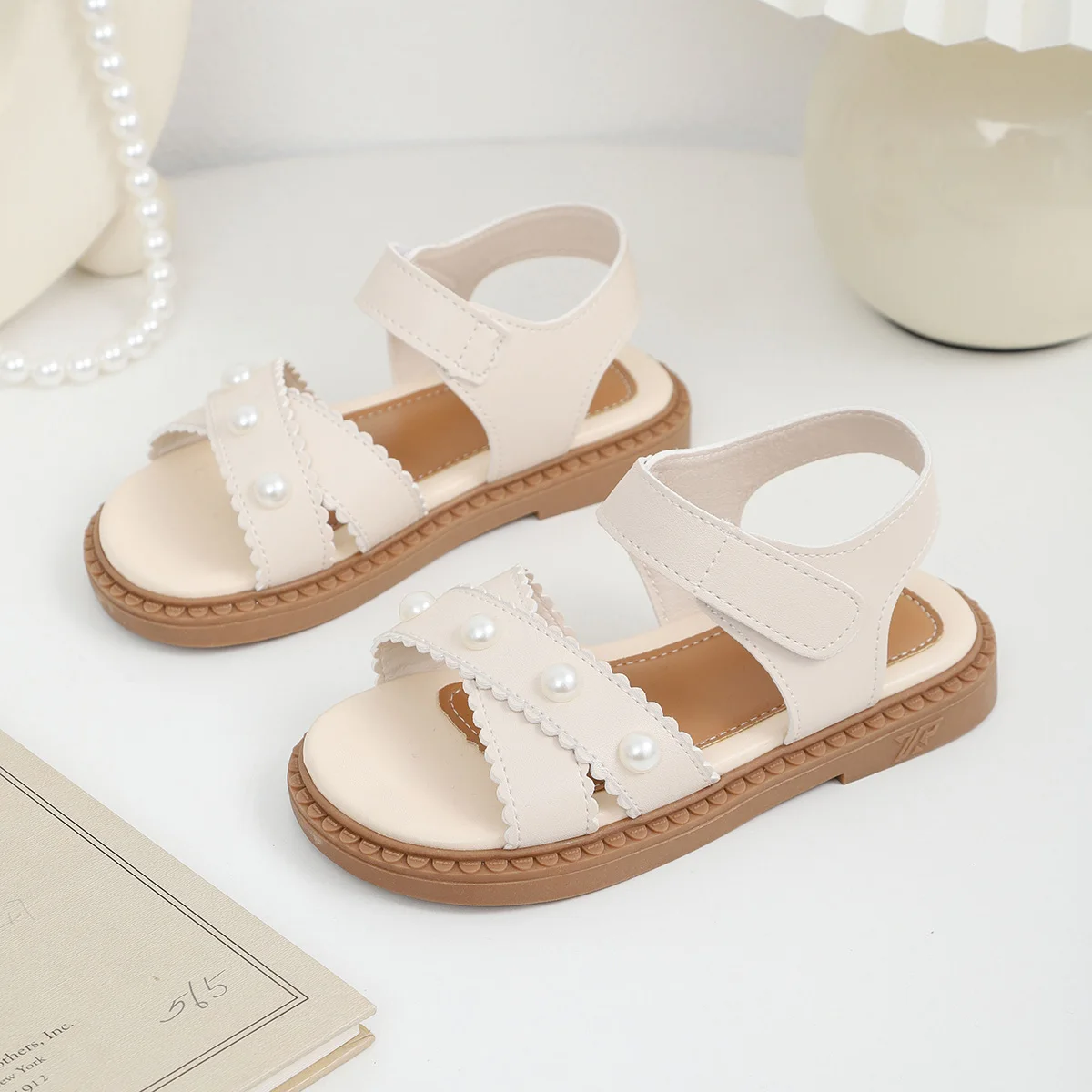 

Little Girls Soft Leather Sandals 2026 New Summer Kid Cross Strap Sandals Anti-slippery Simple Classic Princess Party Daily Wear