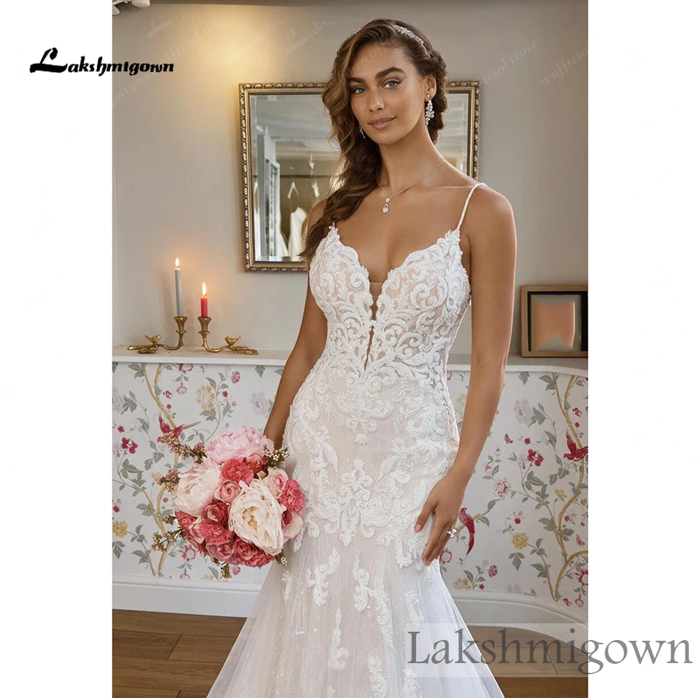 Lakshmigown Meerjungfrauen-Brautkleid mit Spaghettiträgern und Perlen, V-Ausschnitt, Spitzen-Brautkleid, Illusionsrücken, Kathedralenschleppe, maßgeschneidert – Detail 7