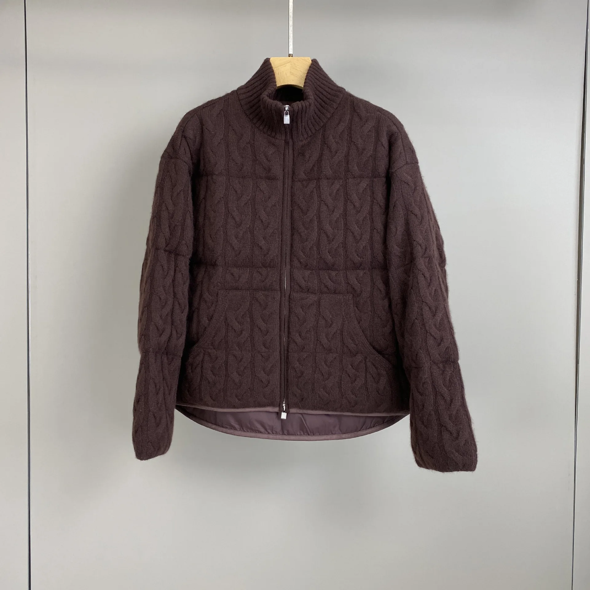 Herbst und Winter neue hochwertige gestrickte Stehkragen gestrickte Kaschmir-Gänsedaunenjacke modisch und vielseitig lässig