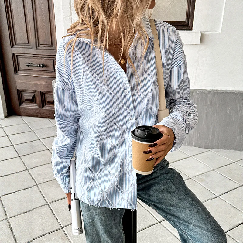 2025 Otoño e Invierno nueva camisa Casual de rayas azules y blancas Jacquard con borde áspero para mujer abrigo elegante del Joker del temperamento para mujer