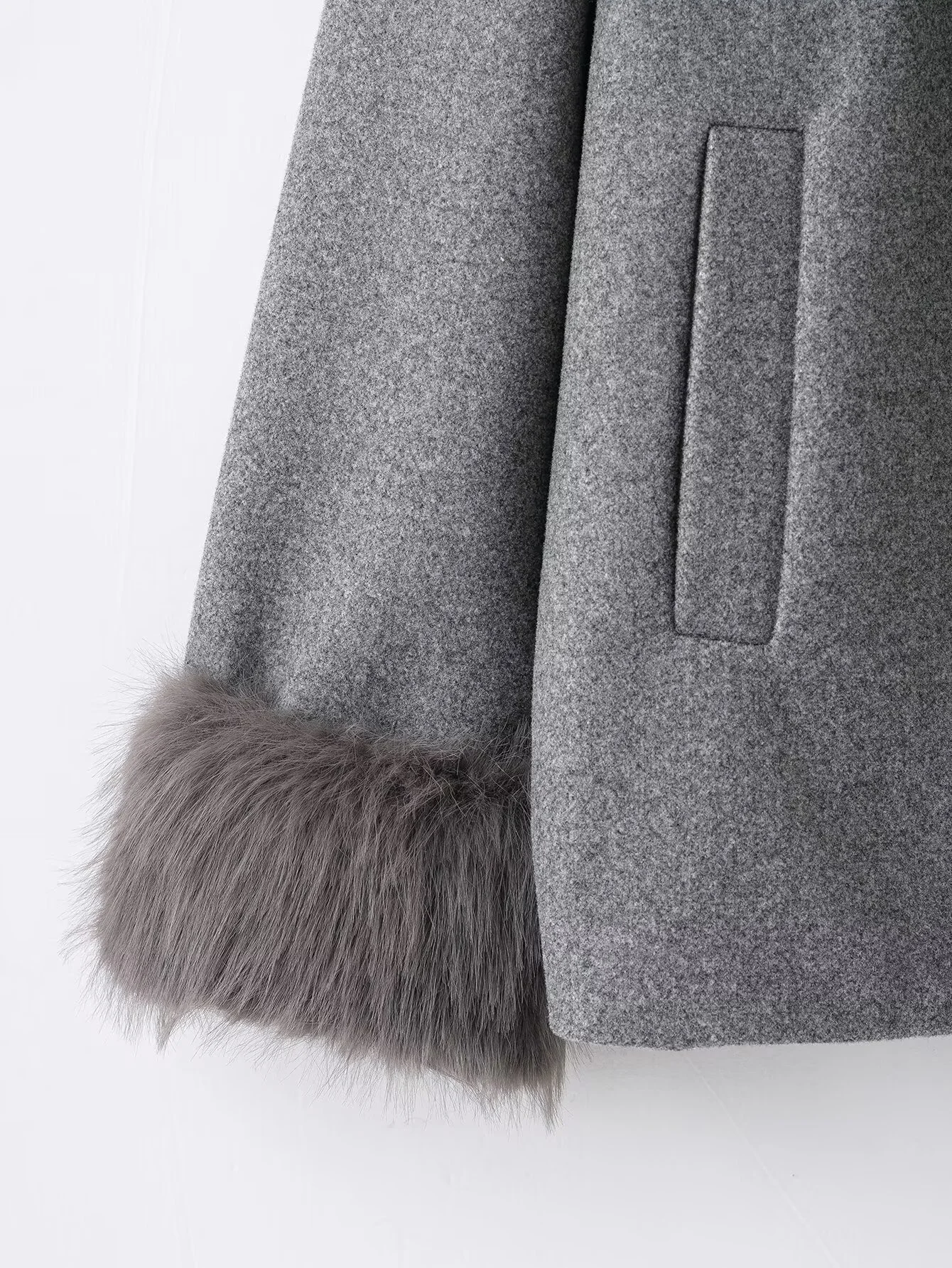 معطف نسائي جديد لخريف 2025 فضفاض غير رسمي ومزاجي وأكمام طويلة بتأثير من الفرو الصناعي معطف مرقع