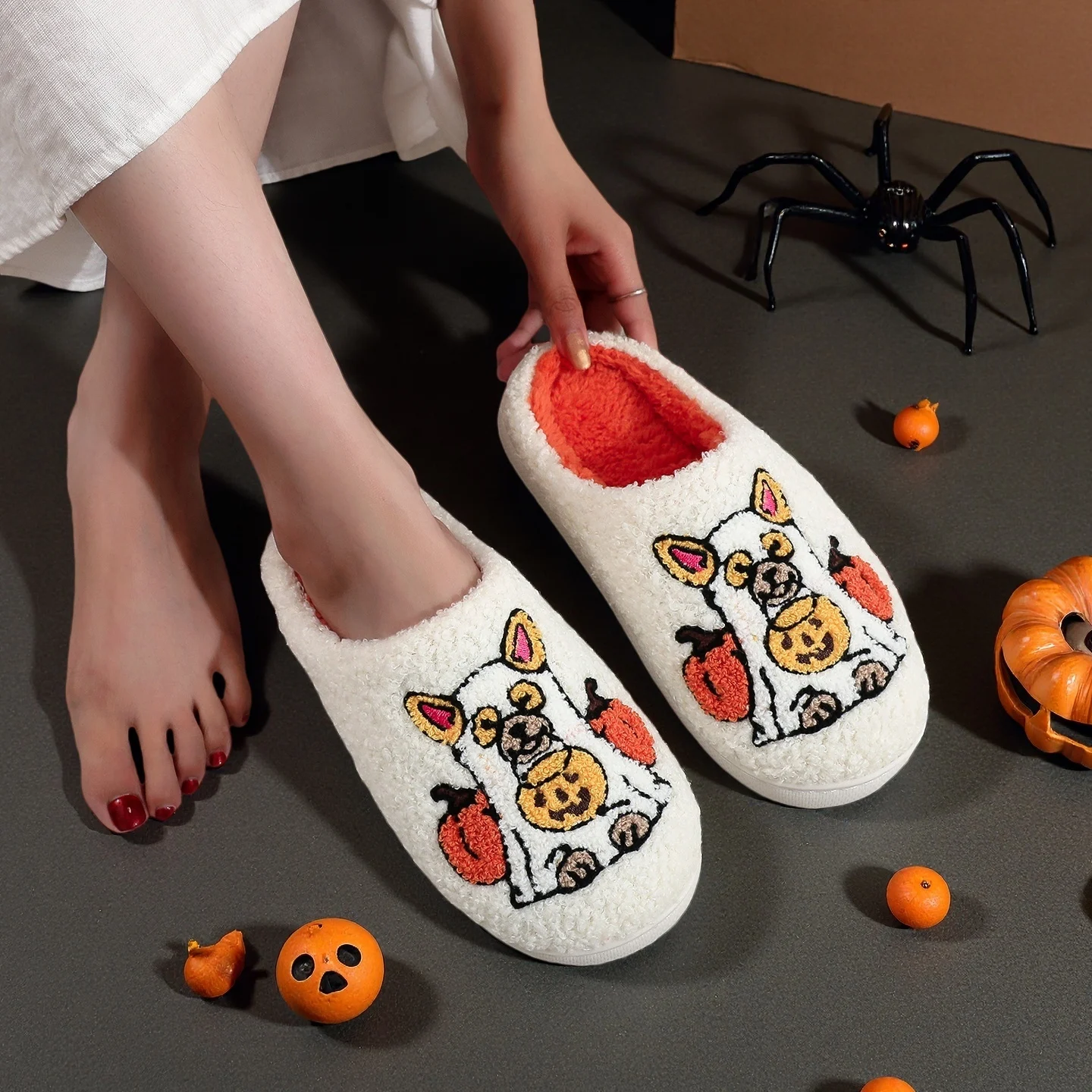 Un par de zapatillas blancas de Halloween para perros y fantasmas, estampado de elementos de calabaza, bordadas, de felpa, cómodas zapatillas de piel de suela gruesa, cálidas y antideslizantes, personalizadas, regalos de otoño e invierno para hombres y mujeres