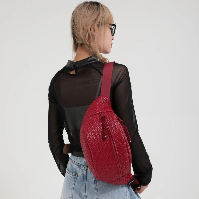 This Is a Super Fashion Chest Bag, There Are Irregular Lines, Suitable for Running and Mountain Climbing.