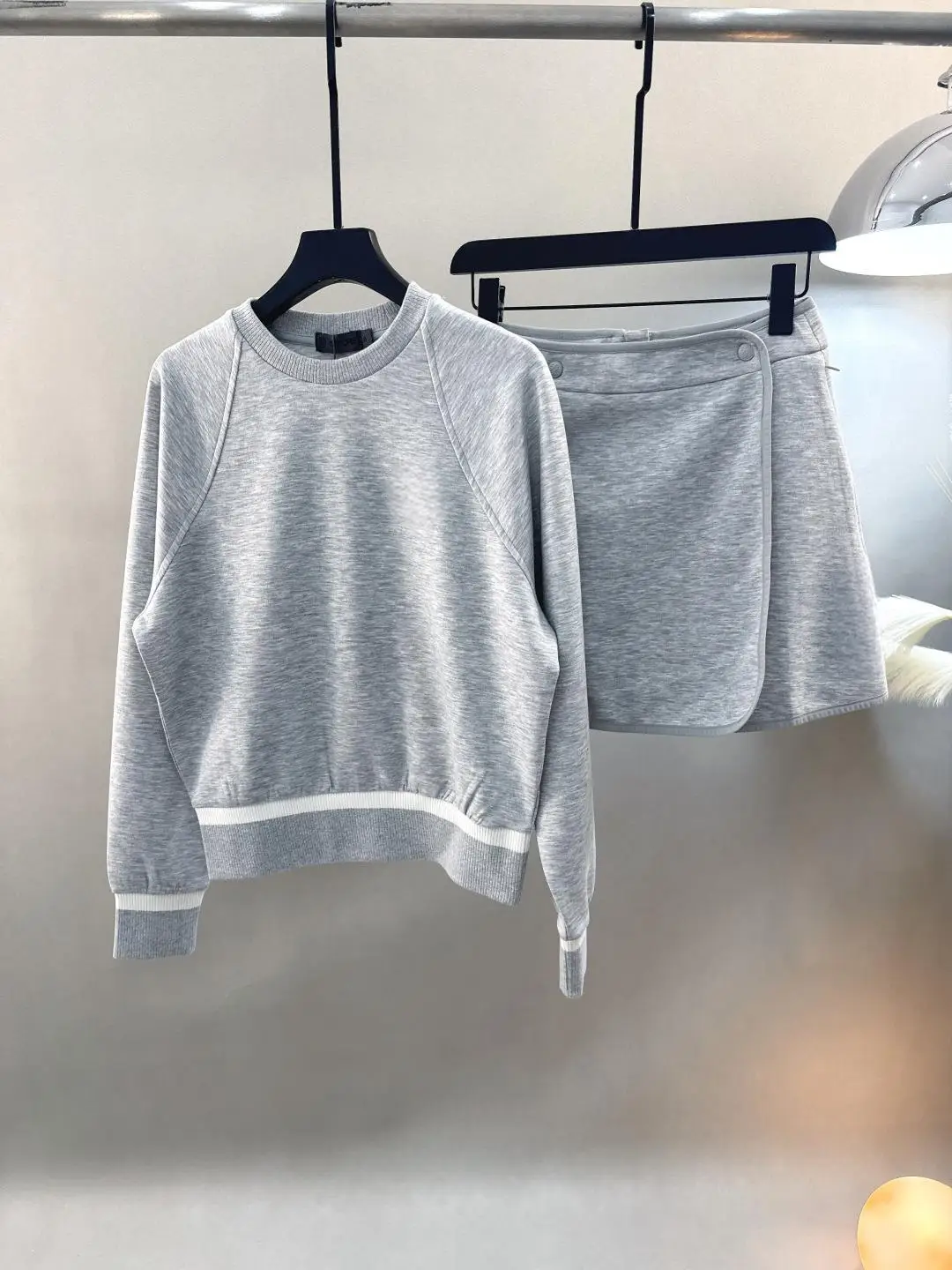 2026 Women Golf Skirt Set Autumn Winter Contrast Striped Crew Neck Loose Sweatshirt Sport Casual Outfit