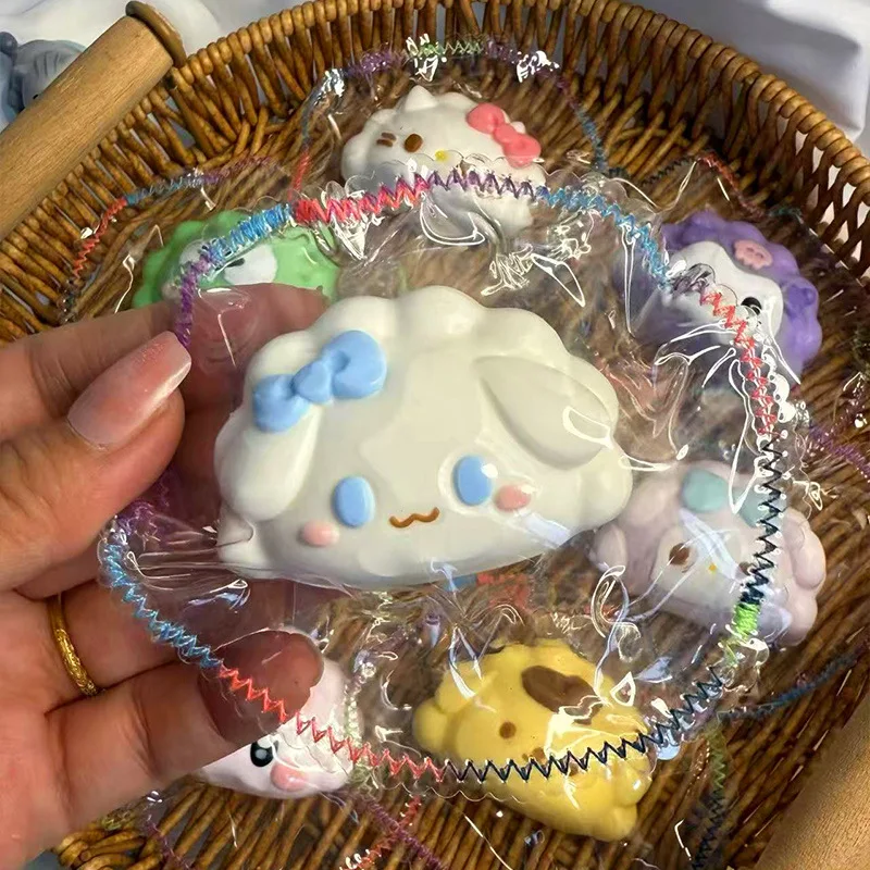 Figurki Hello Kitty z silikonu do ściskania, seria Anime Dumplings, zabawki antystresowe z kremem i slurrym, prezent dekompresyjny