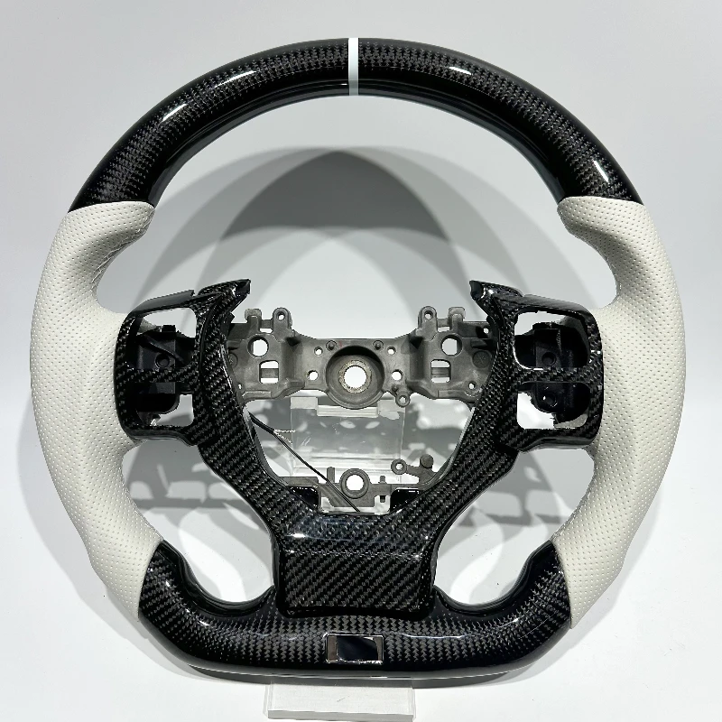 

Руль из глянцевого карбона и белой кожи для Lexus IS — аксессуар для тюнинга автомобиля