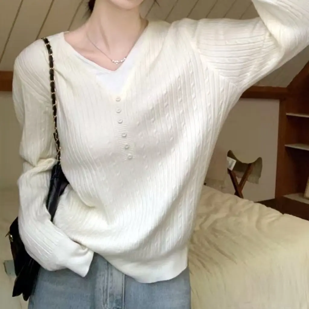 Maglieria a maniche lunghe con scollo a V di design da donna Falso in due pezzi di colore a contrasto Top dimagrante allentato Versatile Inizio autunno Nuovo