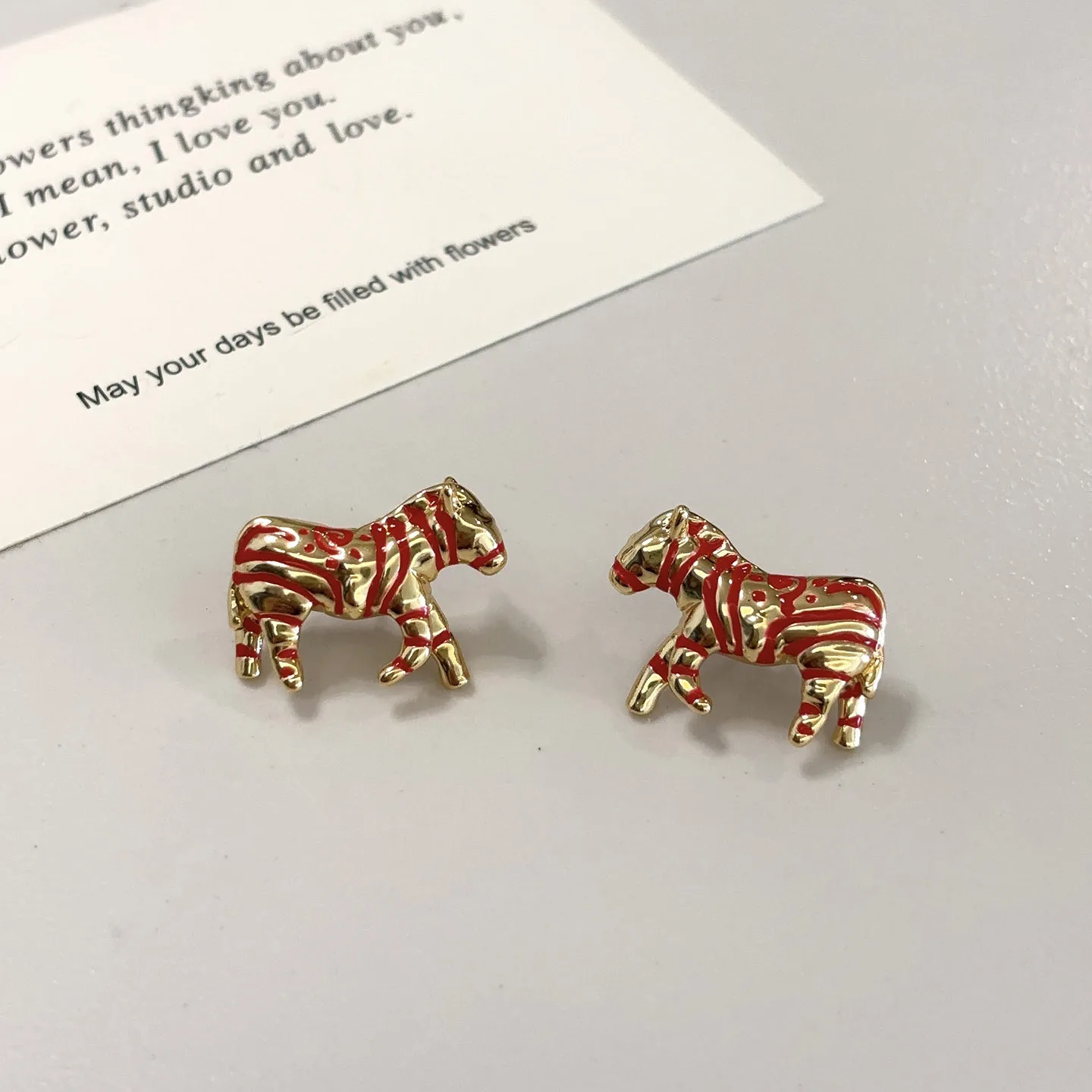 

Уникальные дизайнерские серьги-гвоздики «Зебра» для женщин, эмалевые разноцветные серьги с полосатым животным принтом, персонализированные и забавные универсальные серьги