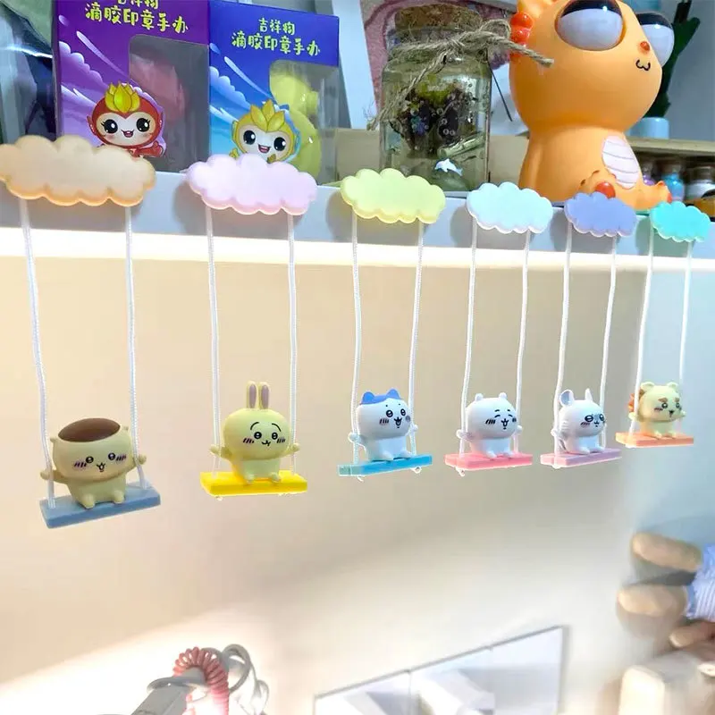 Chiikawa Gioca su un altalena Serie Kawaii Doll Action Figures Tema Scatola cieca Bambola Giocattolo carino Decorazione del desktop Ornamento Regalo