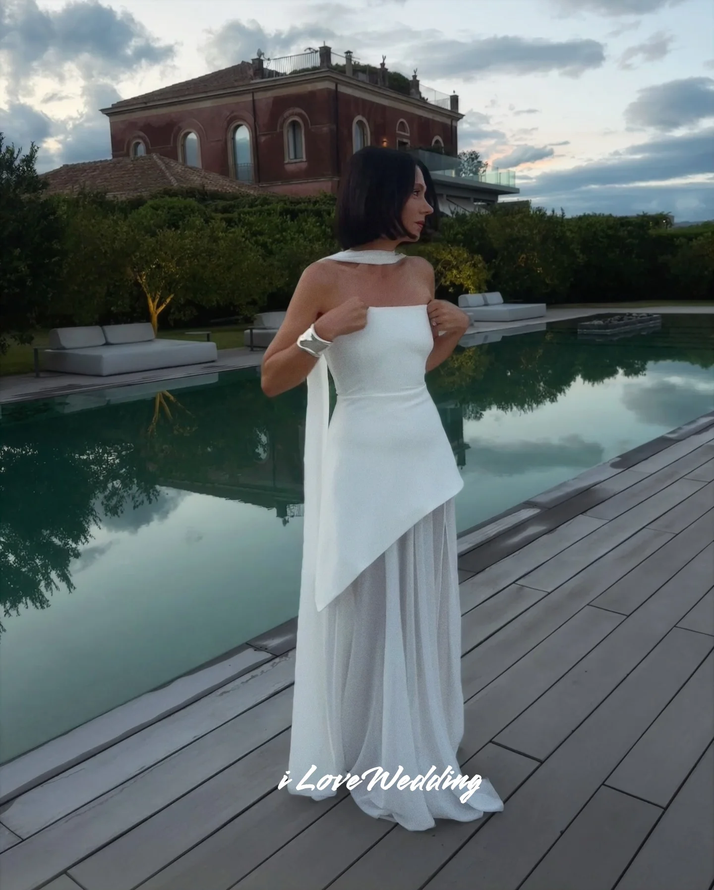 فستان حفلة موسيقية أبيض بدون حمالات 2025 من الساتان بدون أكمام مطوي على شكل حرف a سبليت بطول الأرض فستان سهرة لحفلات الزفاف حسب الطلب