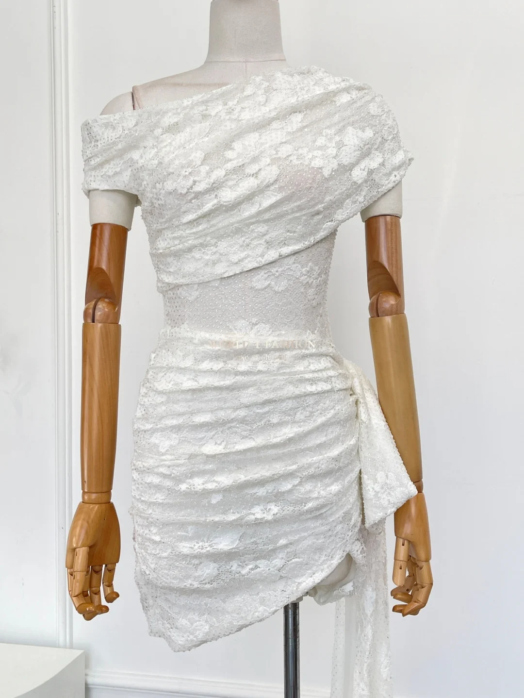 

2025 High Quality Party Daily White Lace Sloping Shoulders Sleeveless Diamnds Women Mini Dress