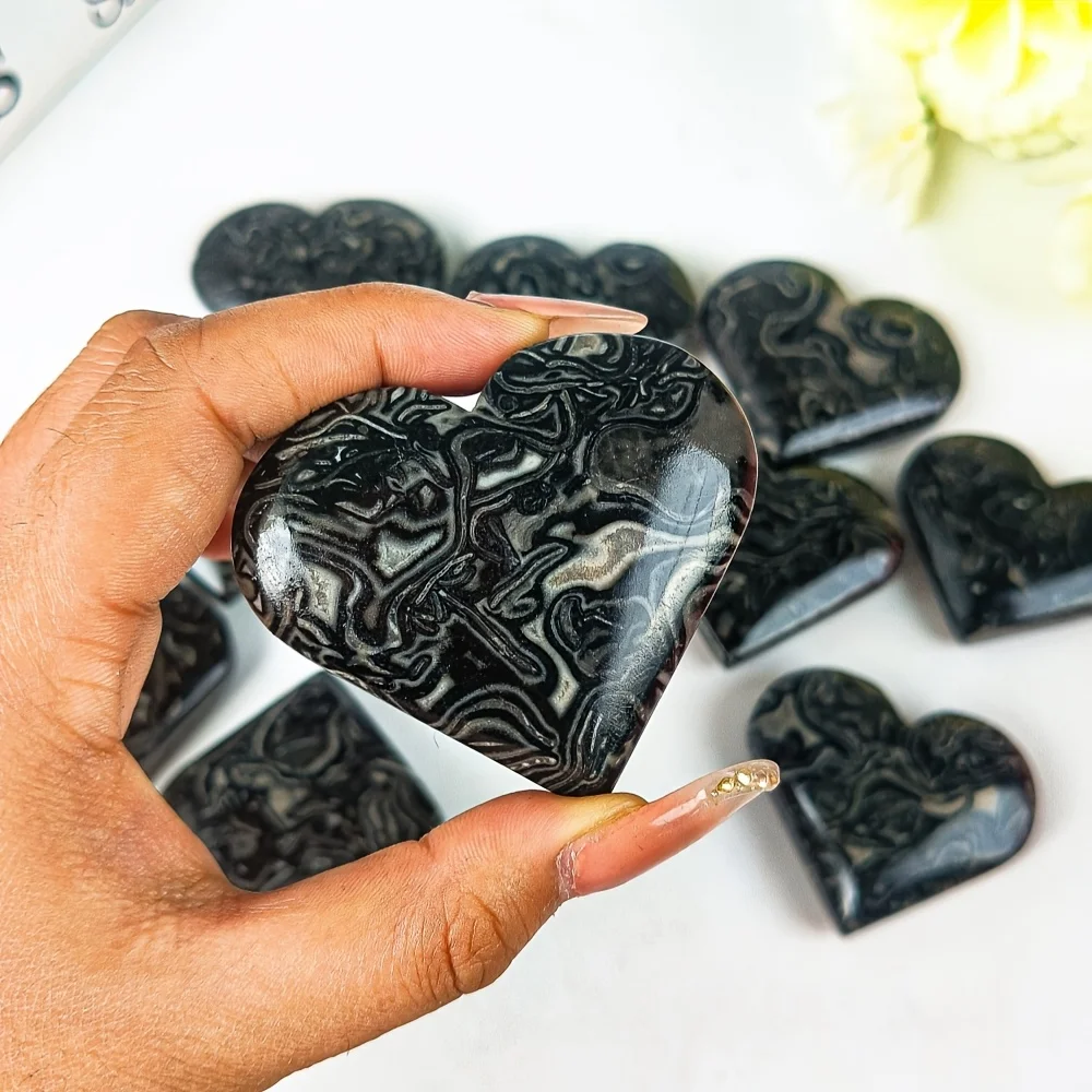 1 pièce de pierre de cœur en agate noire naturelle aléatoire, cœur d'amour en cristal poli, cadeau pour les fêtes, cadeaux en cristal, collection
