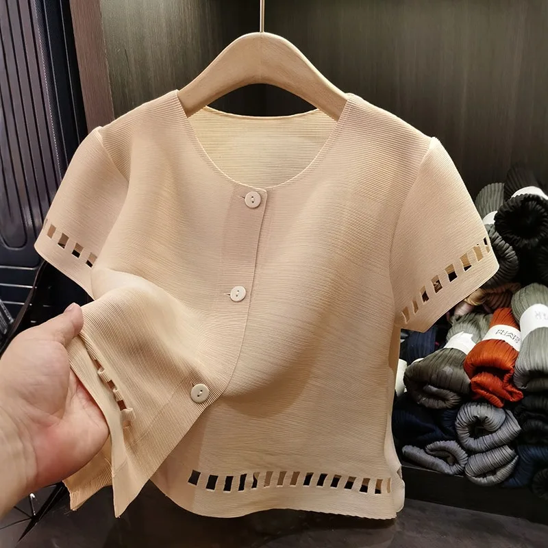 2025 ฤดูร้อน Miyake จีบเสื้อสีทึบ Hollow Plisse เสื้อสเวตเตอร์ถักพับญี่ปุ่นหลวมสบายๆจีบเสื้อผู้หญิง
