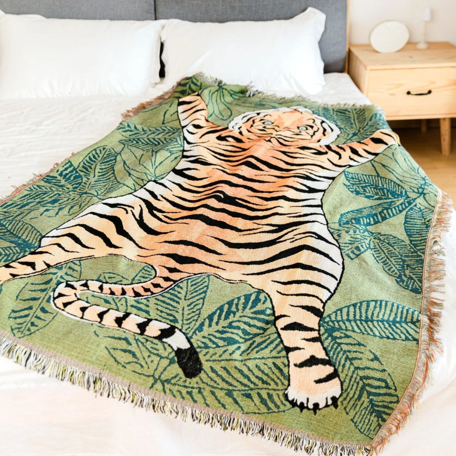 Stylish and Fashionable Nordic Cartoon Tiger Knitted Tassel Throw Blanket for Sofa - Soft and Cozy Leaf Decor - Comfortable Cove