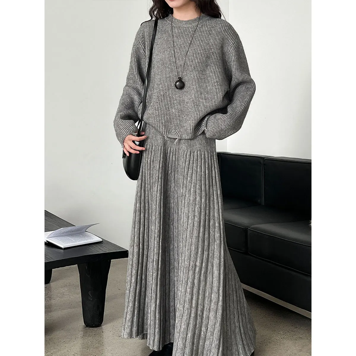 سترة محبوكة برقبة دائرية + تنورة عالية الخصر للتخسيس بطيات طقم نسائي للخريف والشتاء