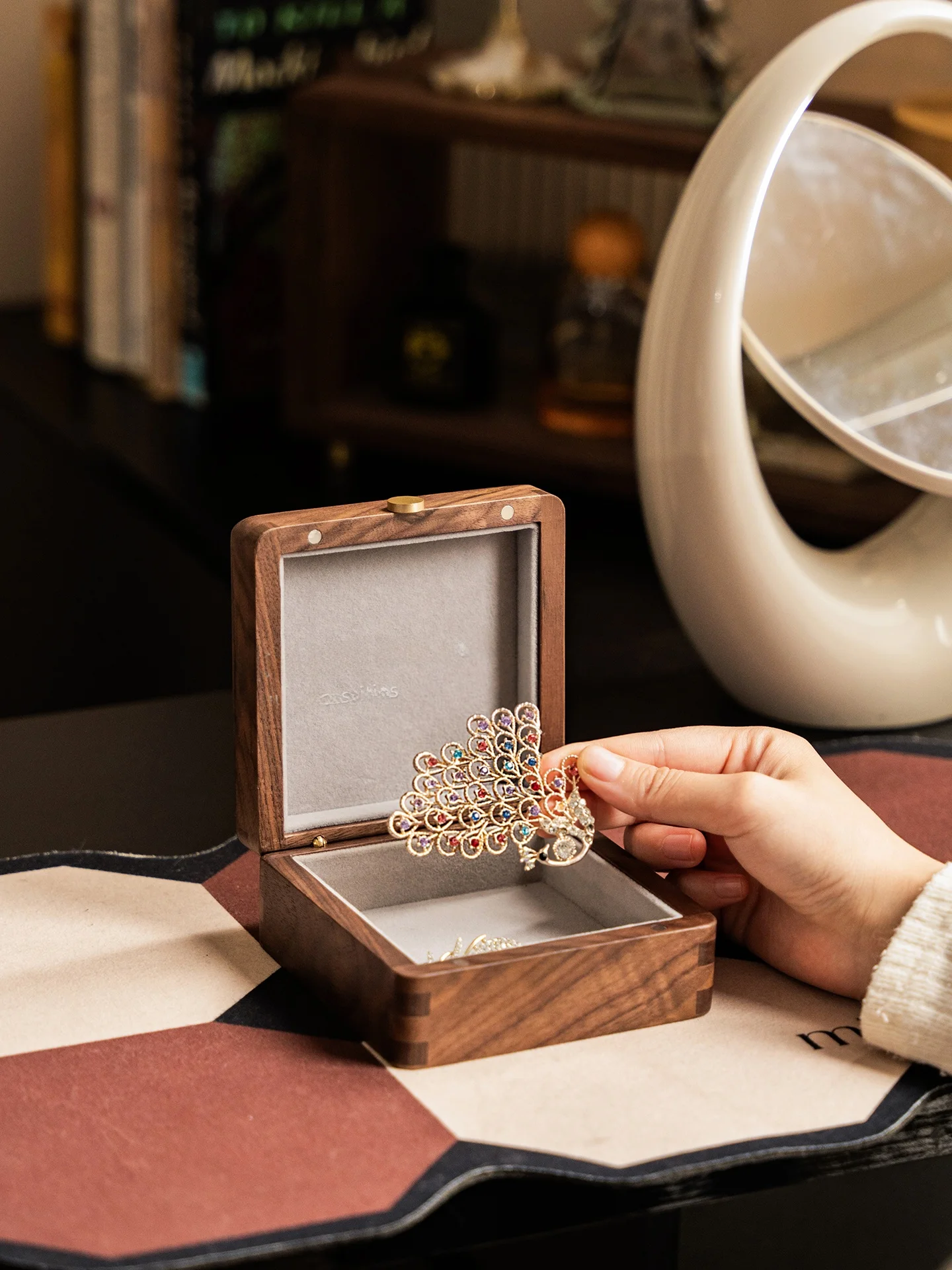 

Портативная роскошная деревянная шкатулка для хранения брошей, пылезащитная, из черного ореха, с крышкой, ручной работы